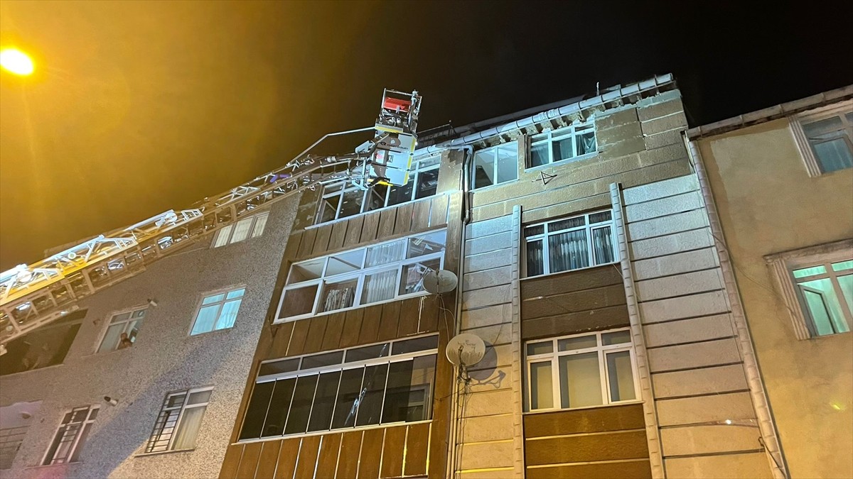 Küçükçekmece'de 4 katlı binanın en üst katında çıkan yangın itfaiye ekiplerinin müdahalesiyle...