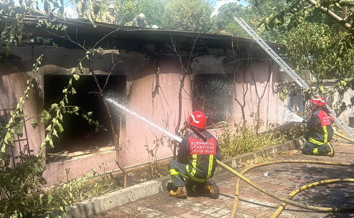 Küçükçekmece'de cemevinin çatısında çıkan yangın, itfaiye ekiplerinin müdahalesiyle söndürüldü....