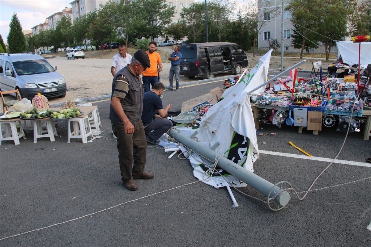 Kütahya'da etkili olan rüzgar, olumsuzluklara neden oldu. Akkent Mahallesi'ndeki semt pazarında...