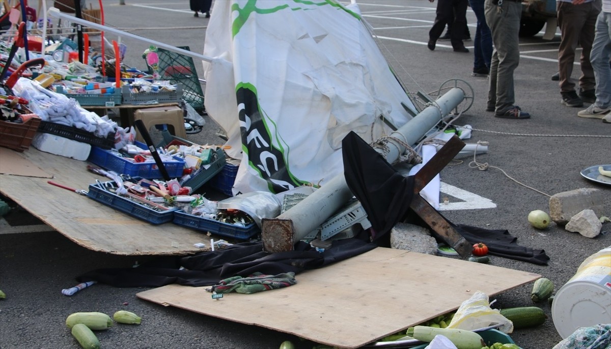 Kütahya'da etkili olan rüzgar, olumsuzluklara neden oldu. Akkent Mahallesi'ndeki semt pazarında...