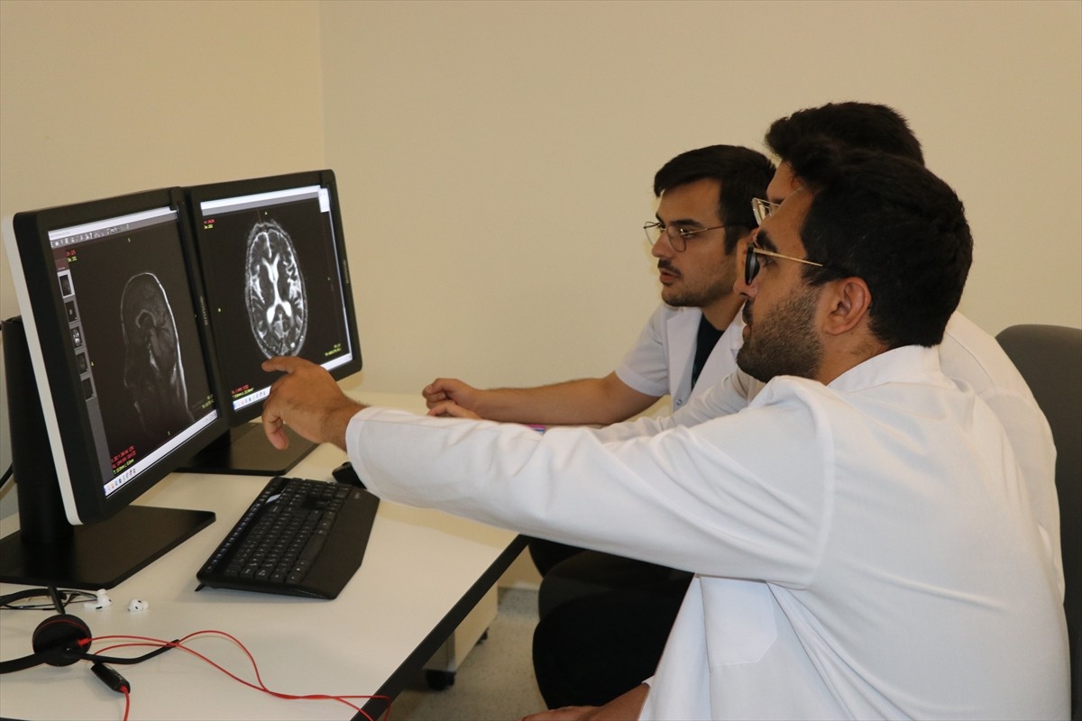 Kütahya'da sadece sol el röntgeninden çocuk ve erişkinlerde kemik yaşı ve cinsiyet belirleyen...