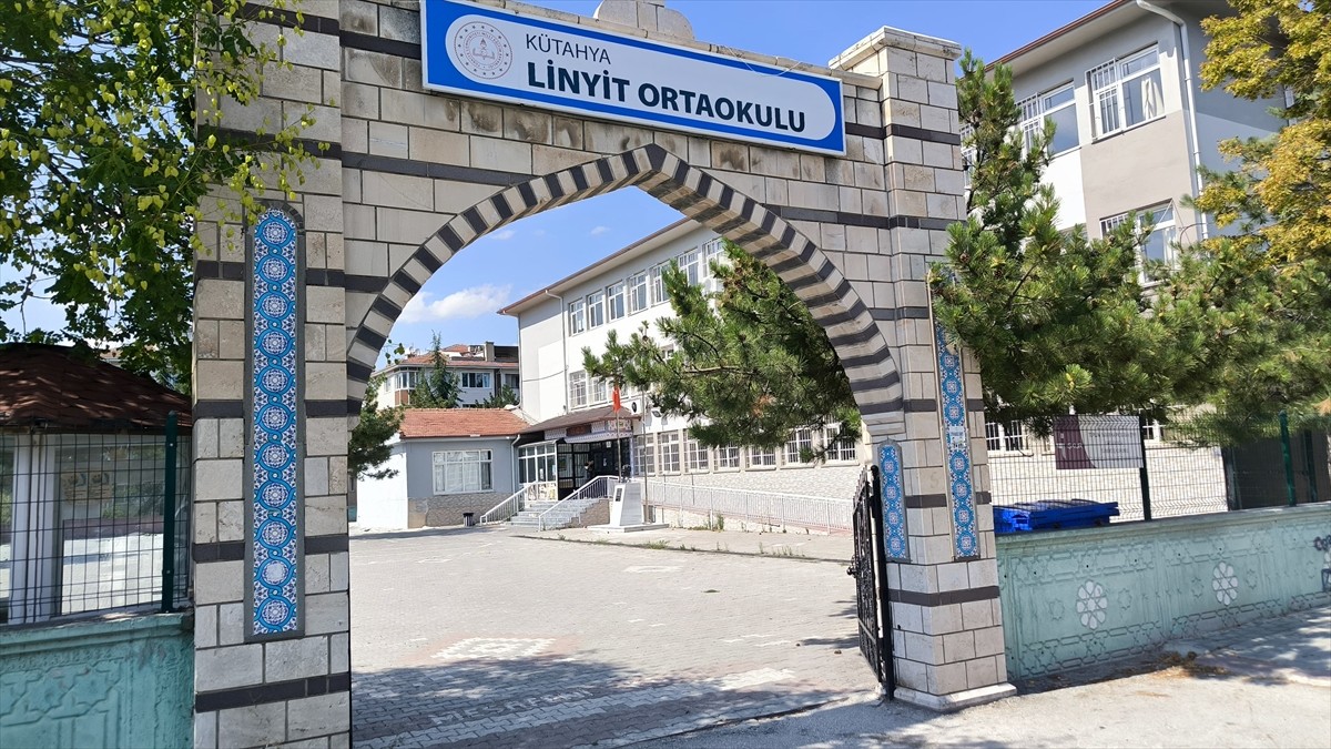 Kütahya'da tercih işlemleri sırasında çıkan tartışmada bir öğrencinin ağabeyi, okul müdür...