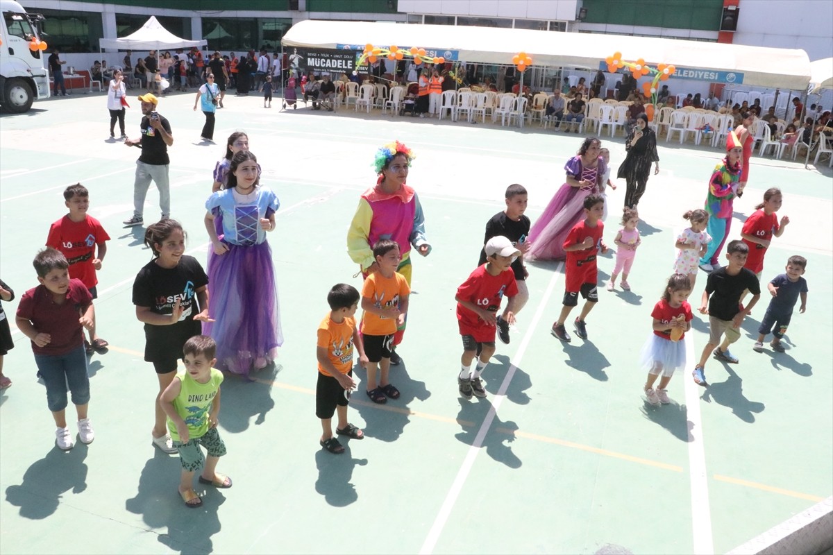 Lösemili Çocuklar Sağlık ve Eğitim Vakfınca (LÖSEV) hayata geçirilen "İyilik Tırı", Hatay'daki...