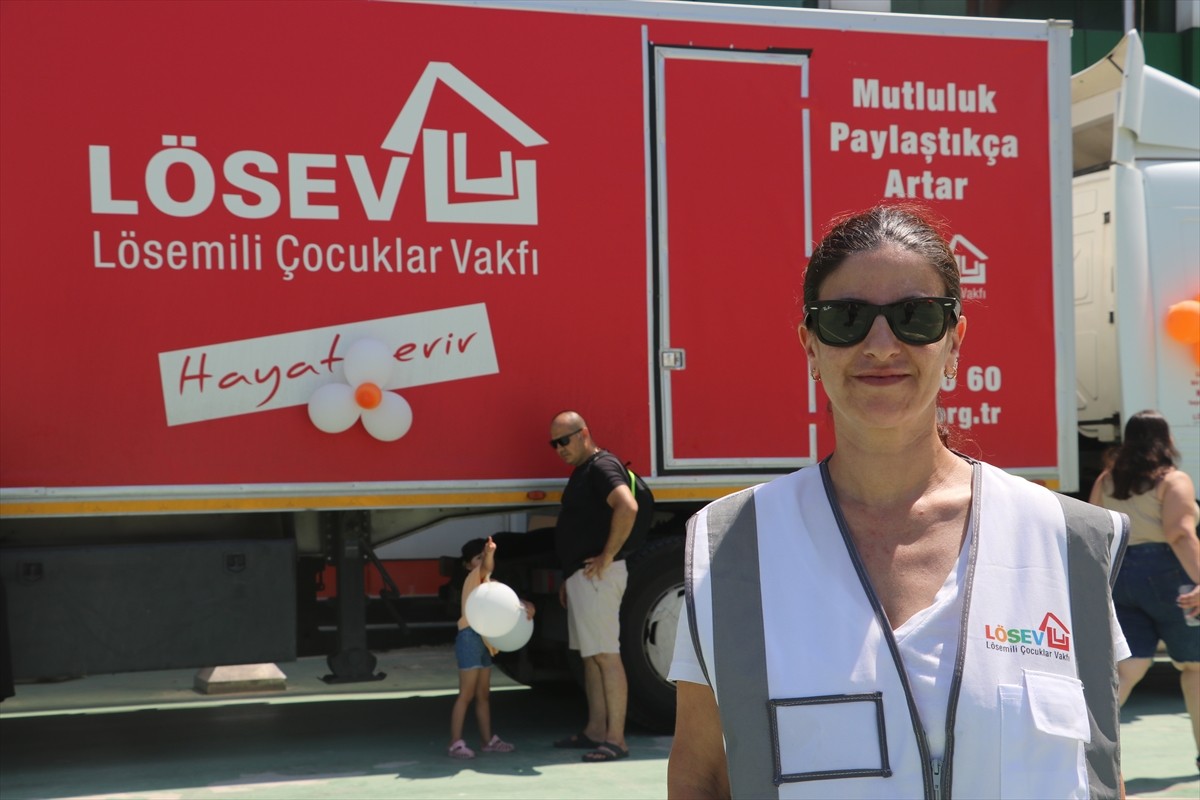 Lösemili Çocuklar Sağlık ve Eğitim Vakfınca (LÖSEV) hayata geçirilen "İyilik Tırı", Hatay'daki...