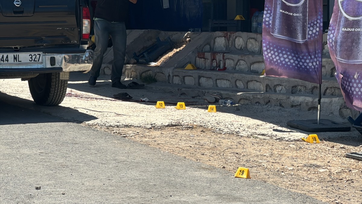 Malatya'da akrabalar arasında çıkan silahlı kavgada 3'ü ağır 5 kişi yaralandı. Polis ekipleri...