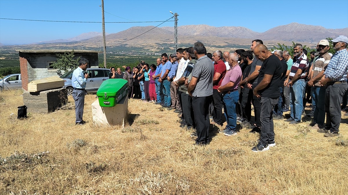 Malatya'nın Akçadağ ilçesinde çocuk sürücünün kullandığı traktörün çarpması sonucu hayatını...