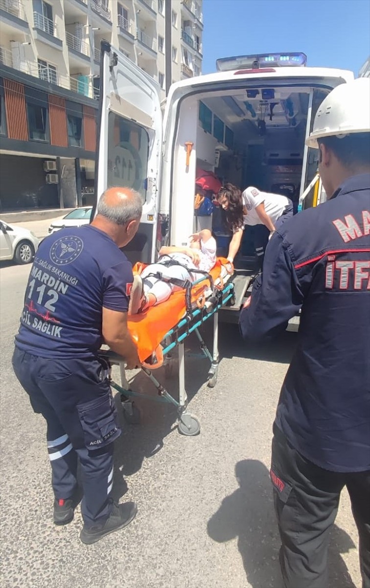 Mardin'de 4. kattan düşen asansördeki biri çocuk 3 kişi yaralandı. Ekiplerce mahsur kaldığı yerden...