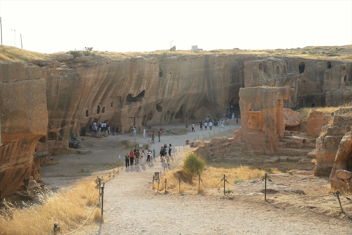 Mardin'de Gençlik ve Spor Bakanlığına bağlı yurtlarda misafir edilen emekliler kentin tarihi ve...