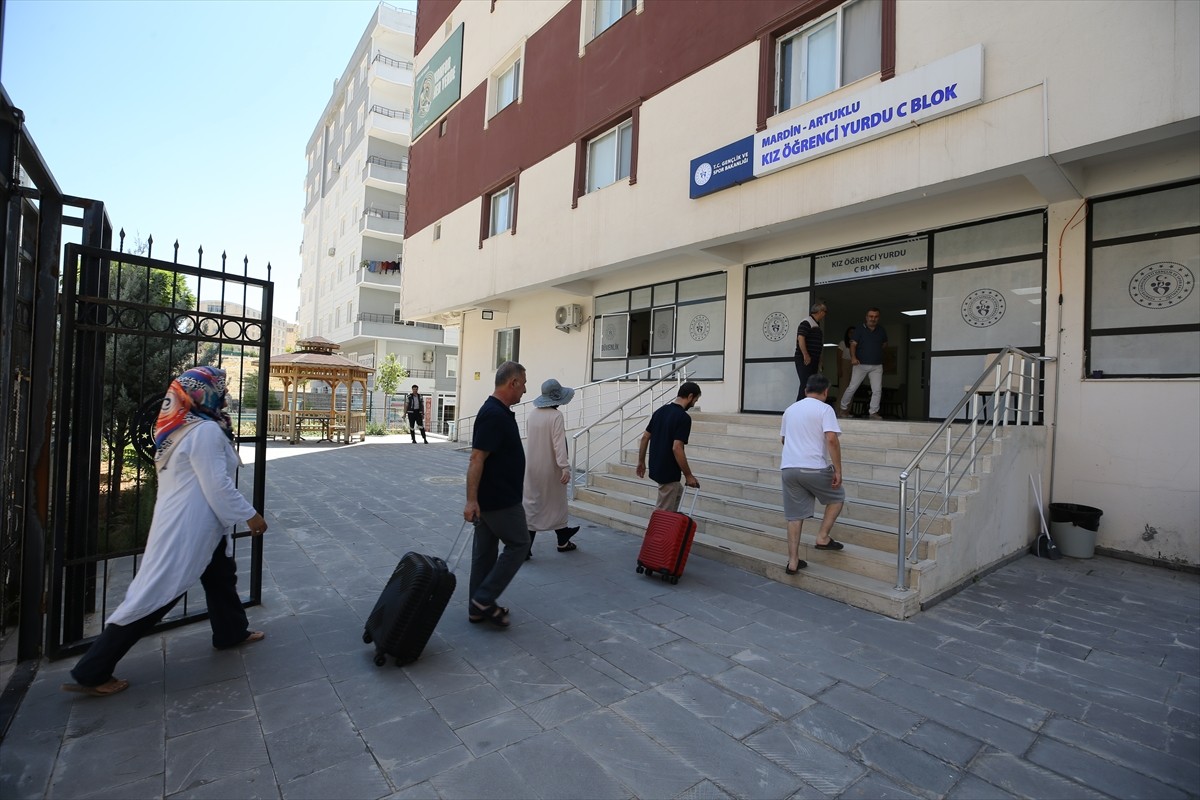 Mardin'de Gençlik ve Spor Bakanlığına bağlı yurtlarda misafir edilen emekliler kentin tarihi ve...