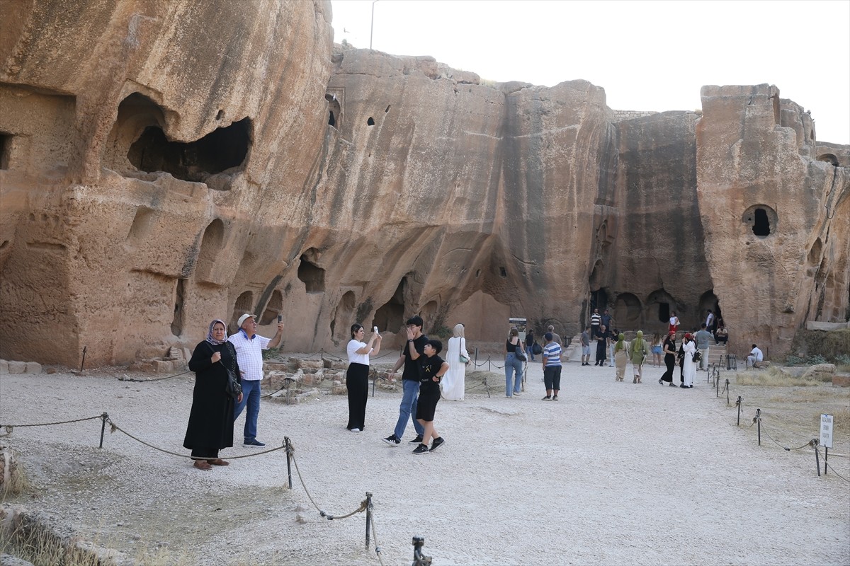 Mardin'de Gençlik ve Spor Bakanlığına bağlı yurtlarda misafir edilen emekliler kentin tarihi ve...