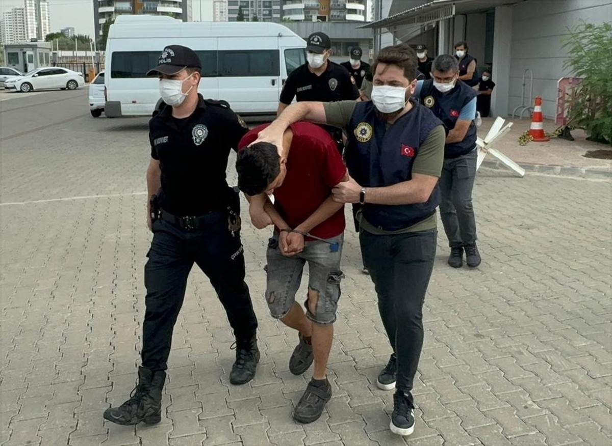 Mersin'de terör örgütü DEAŞ'a yönelik düzenlenen "Gürz-1" operasyonunda gözaltına alınan 9...