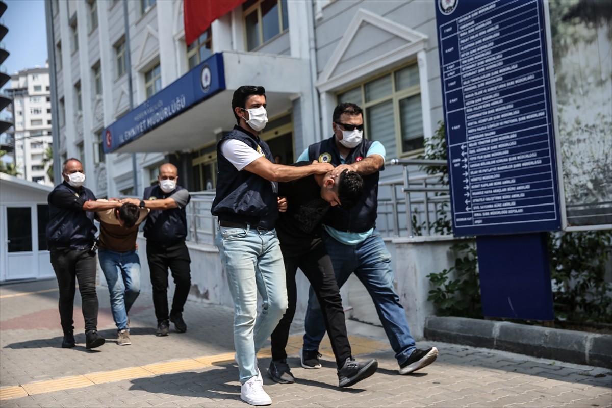 Mersin'de terör örgütü elebaşı lehine slogan atılmasıyla ilgili soruşturmada 10 şüphelinin...