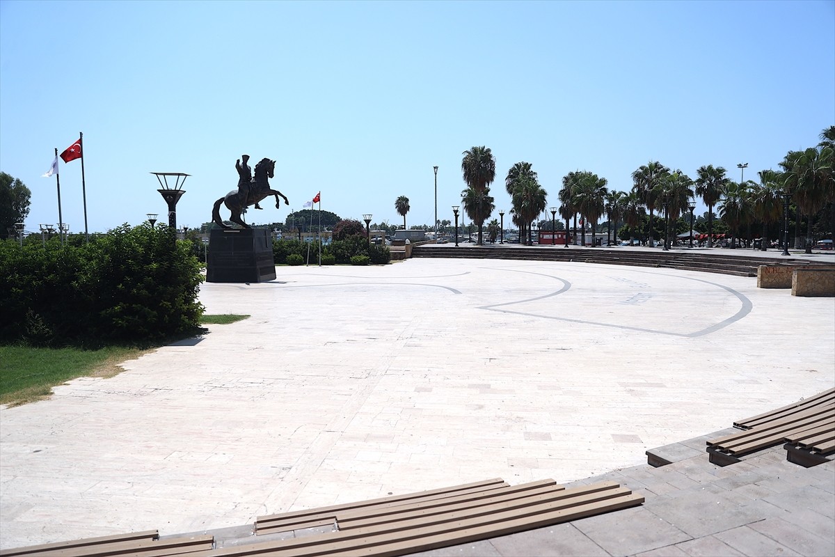 Mersin'de yüzde 85'e varan nem oranının etkisiyle kent merkezinde hissedilen hava sıcaklığı 41...