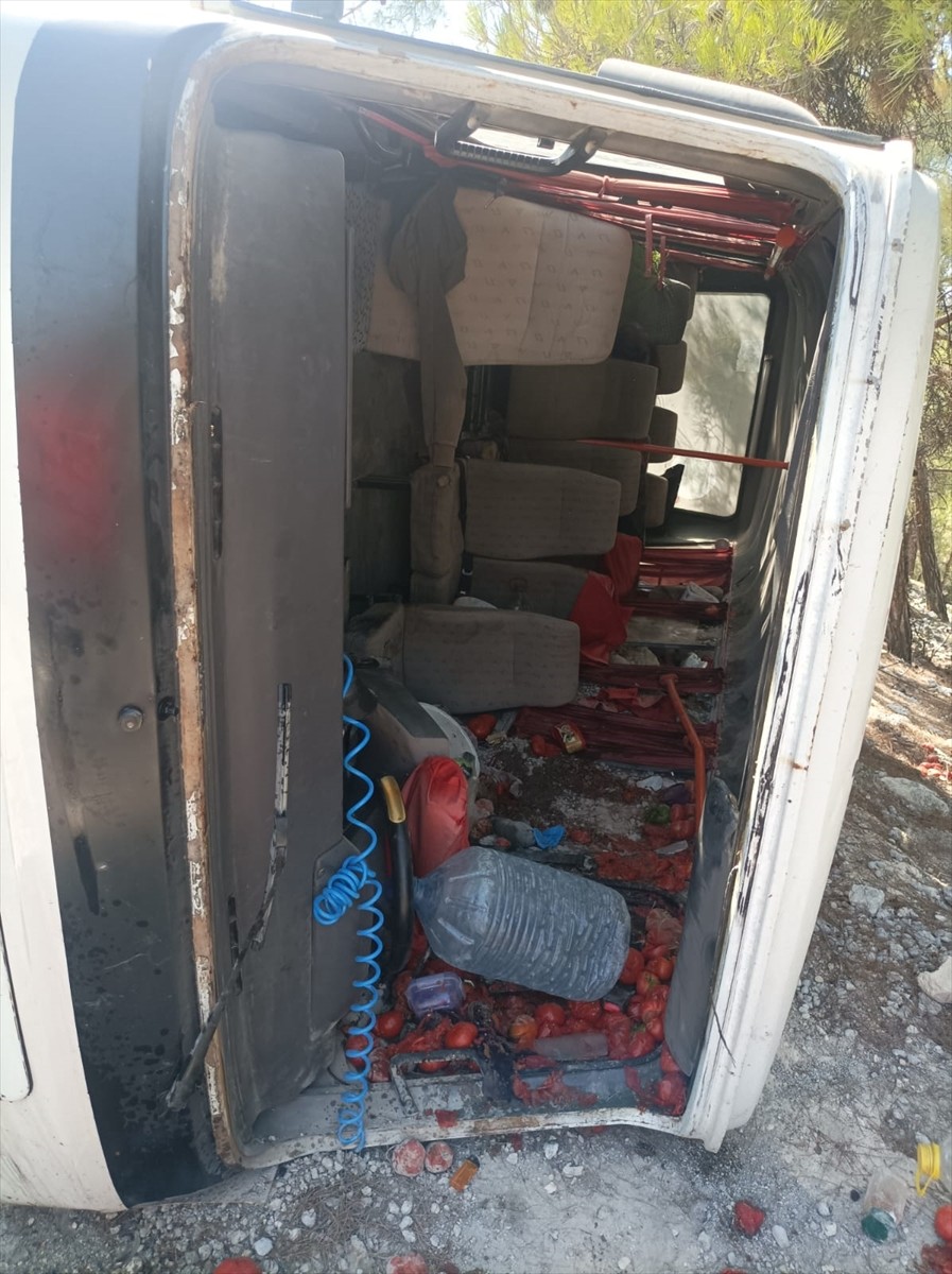 Mersin'in Mut ilçesinde, tarım işçilerini taşıyan minibüsün devrilmesi sonucu 2’si ağır 7 kişi...