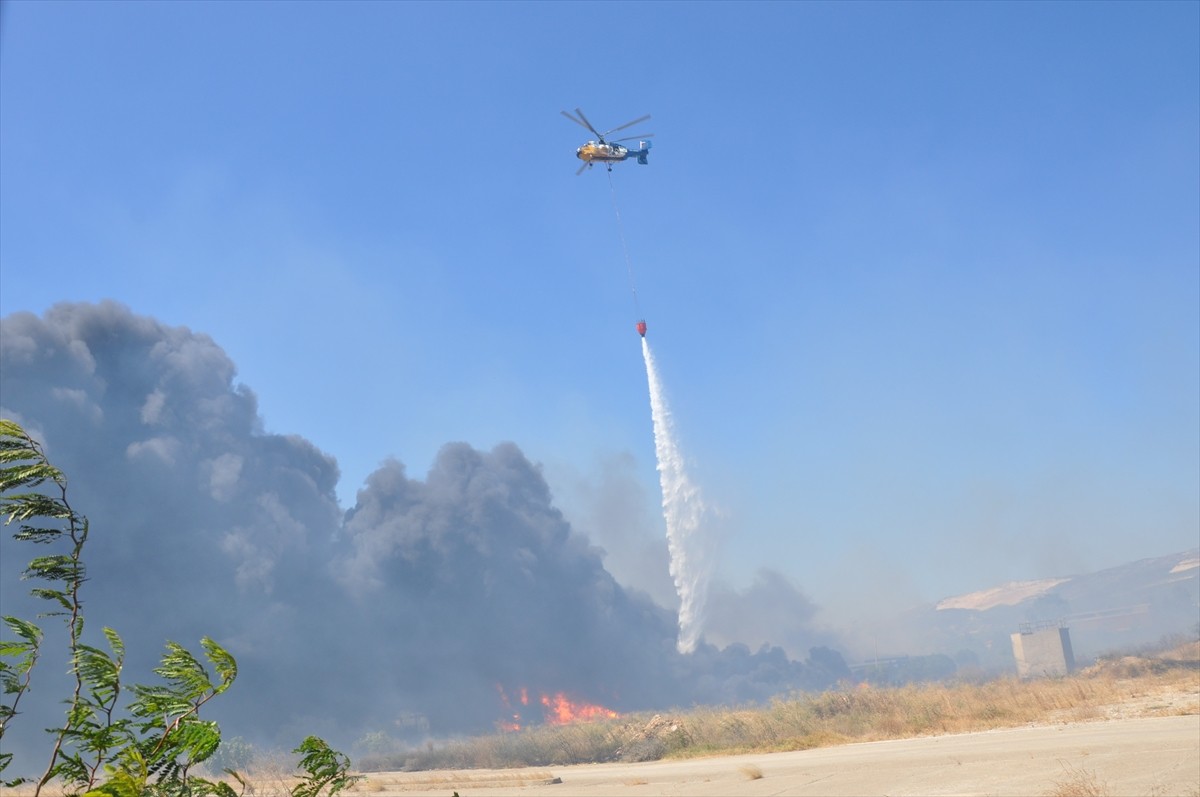 Mersin'in Silifke ilçesinde, eski kağıt fabrikası alanında çıkan yangın, havadan ve karadan...