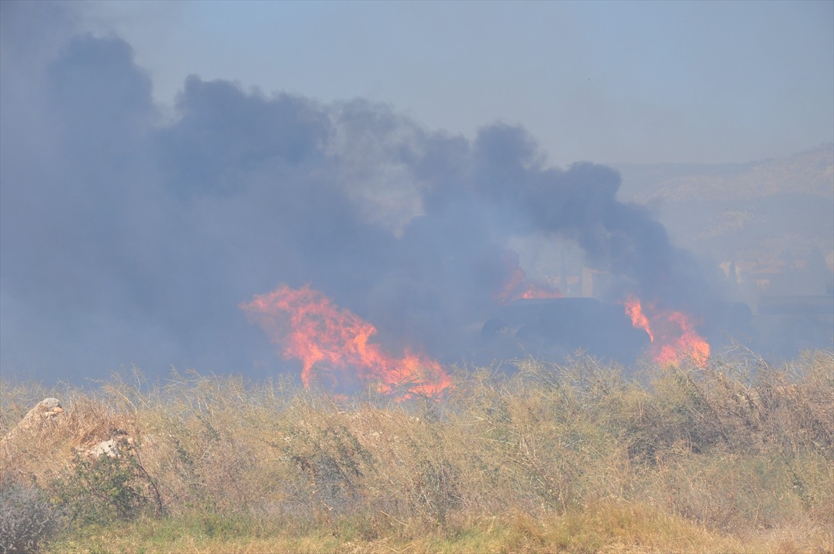 Mersin'in Silifke ilçesinde, eski kağıt fabrikası alanında çıkan yangın, havadan ve karadan...