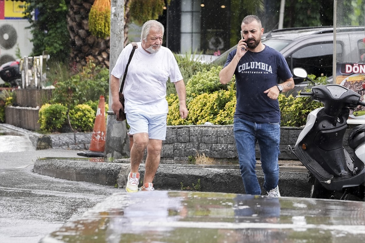 Meteorolojinin dünkü uyarısının ardından kentte gece saatlerinden itibaren başlayan yağış, yerel...