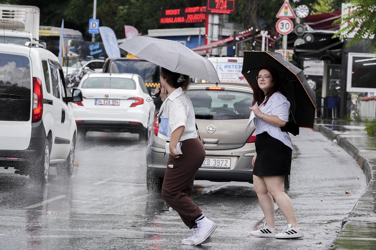 Meteorolojinin dünkü uyarısının ardından kentte gece saatlerinden itibaren başlayan yağış, yerel...