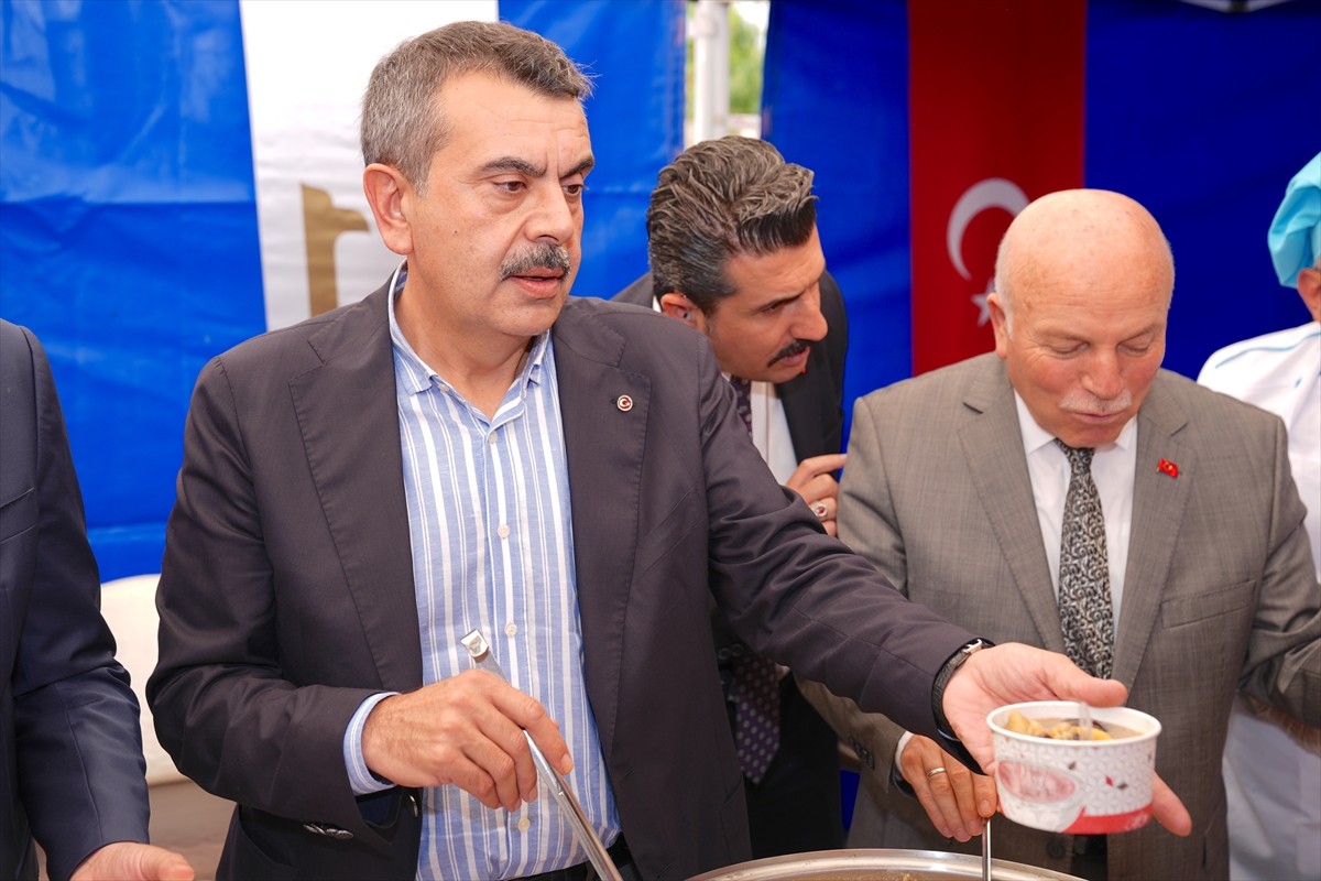 Milli Eğitim Bakanı Yusuf Tekin (solda) memleketi Erzurum'da, muharrem ayı dolayısıyla...