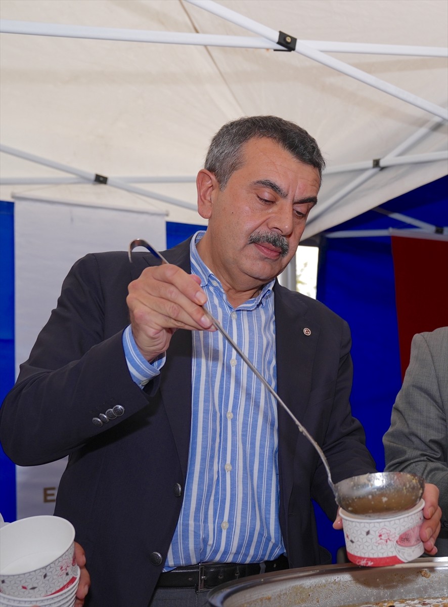 Milli Eğitim Bakanı Yusuf Tekin (solda) memleketi Erzurum'da, muharrem ayı dolayısıyla...