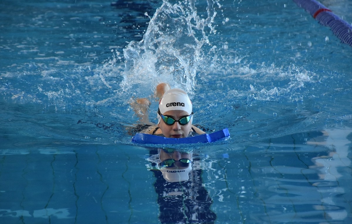 Milli para yüzücü 21 yaşındaki Sümeyye Boyacı, Paris 2024 Paralimpik Oyunları için hazırlıklarını...