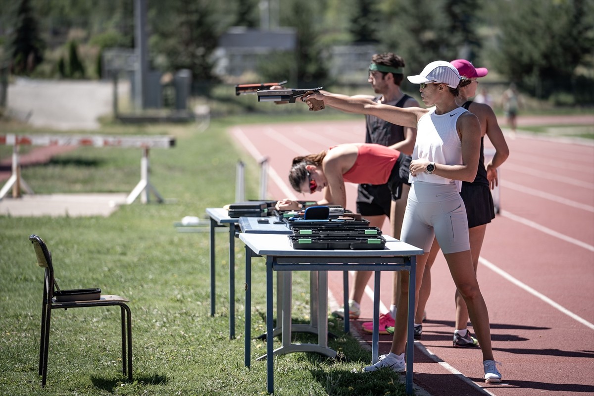 Modern pentatlon branşında olimpiyatlarda Türkiye'yi ilk kez Rio 2016'da temsil etmeyi başaran...