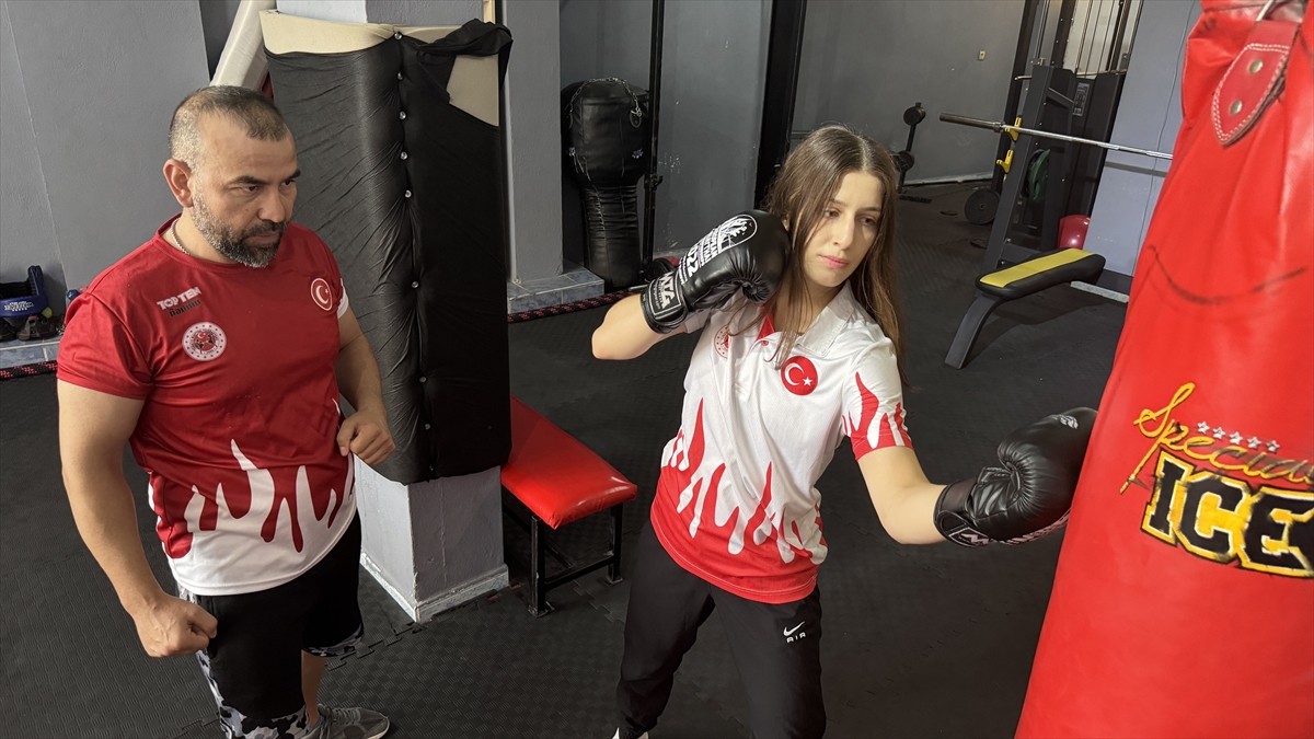 Muaythai ve kick boksta gençler dünya şampiyonlukları bulunan Sudenur Basancı, ağustosta...