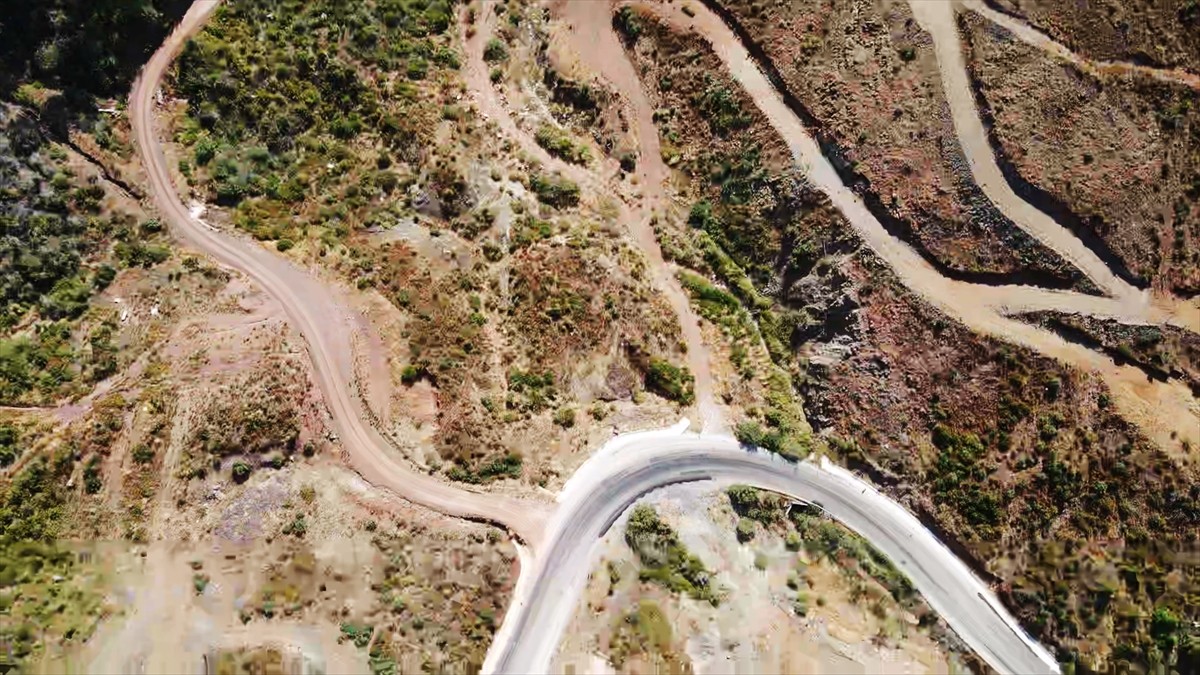Muğla'da meydana gelen yangınlarda zarar gören ormanlık alanlar, ekiplerin yoğun çalışmasıyla...