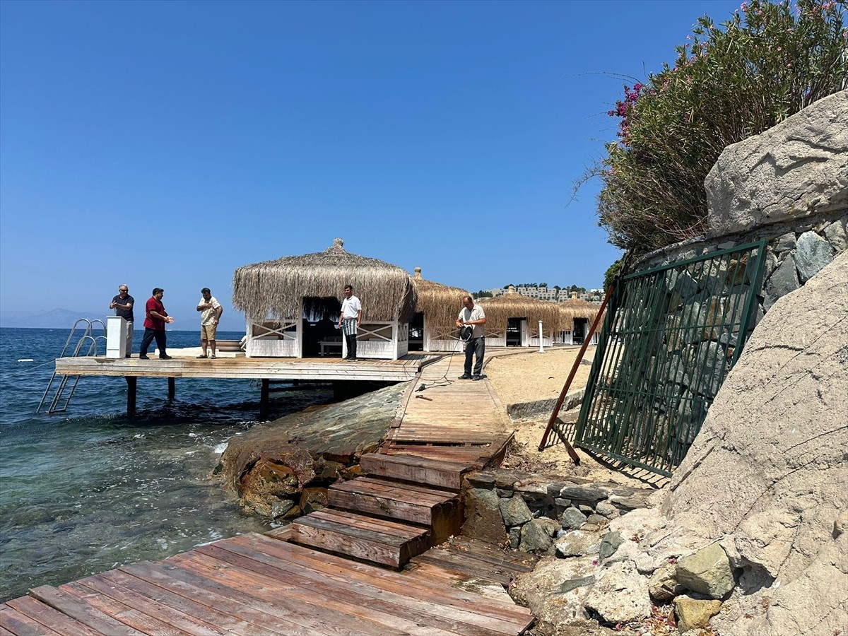 Muğla'nın Bodrum ilçesinde sahile yapılan demir kapı, Bodrum Kaymakamı Mustafa Çit'in talimatı...