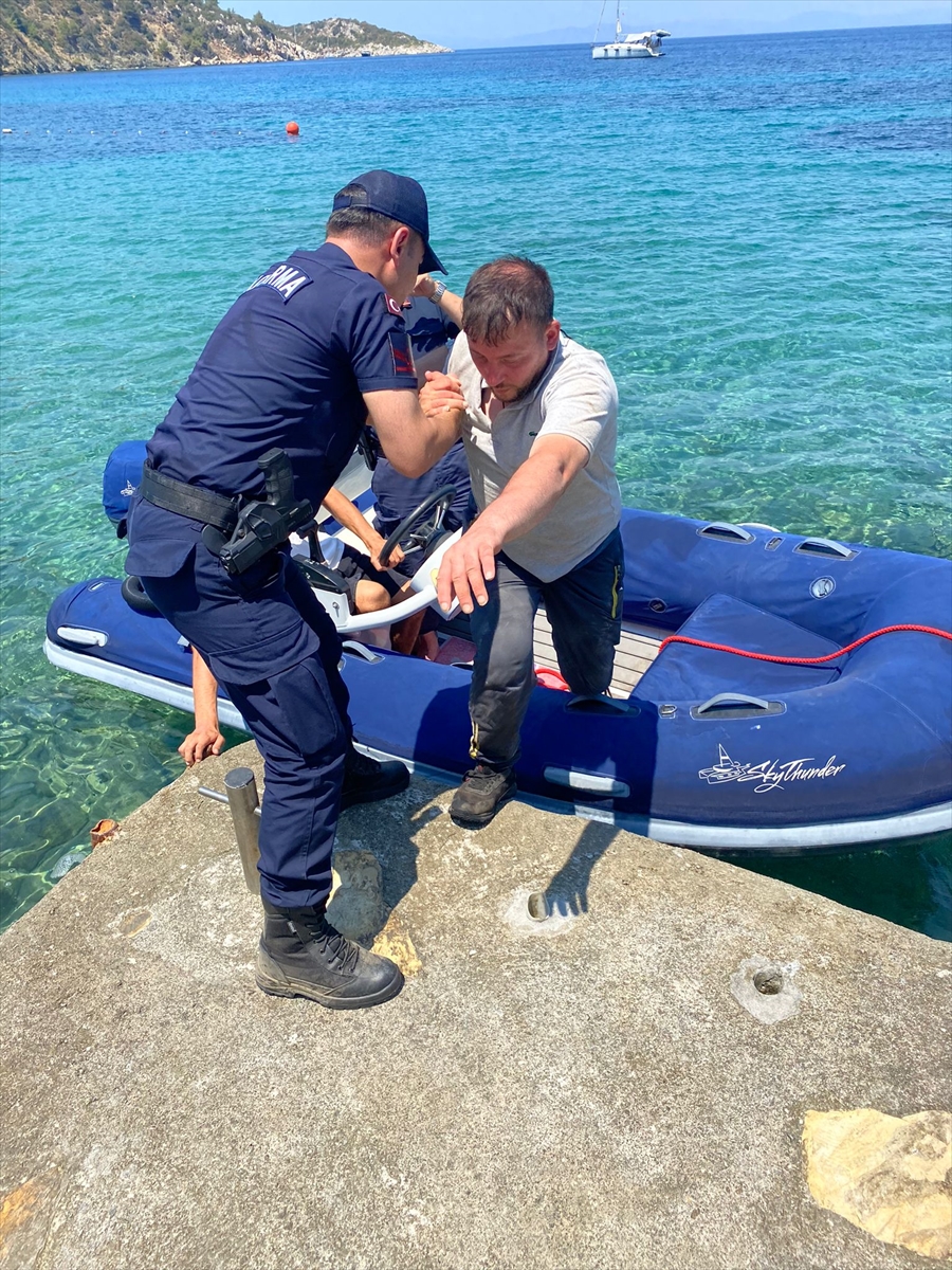 Muğla'nın Datça ilçesinde karadan ulaşımın olmadığı bölgede mahsur kalan 20 düzensiz göçmen...