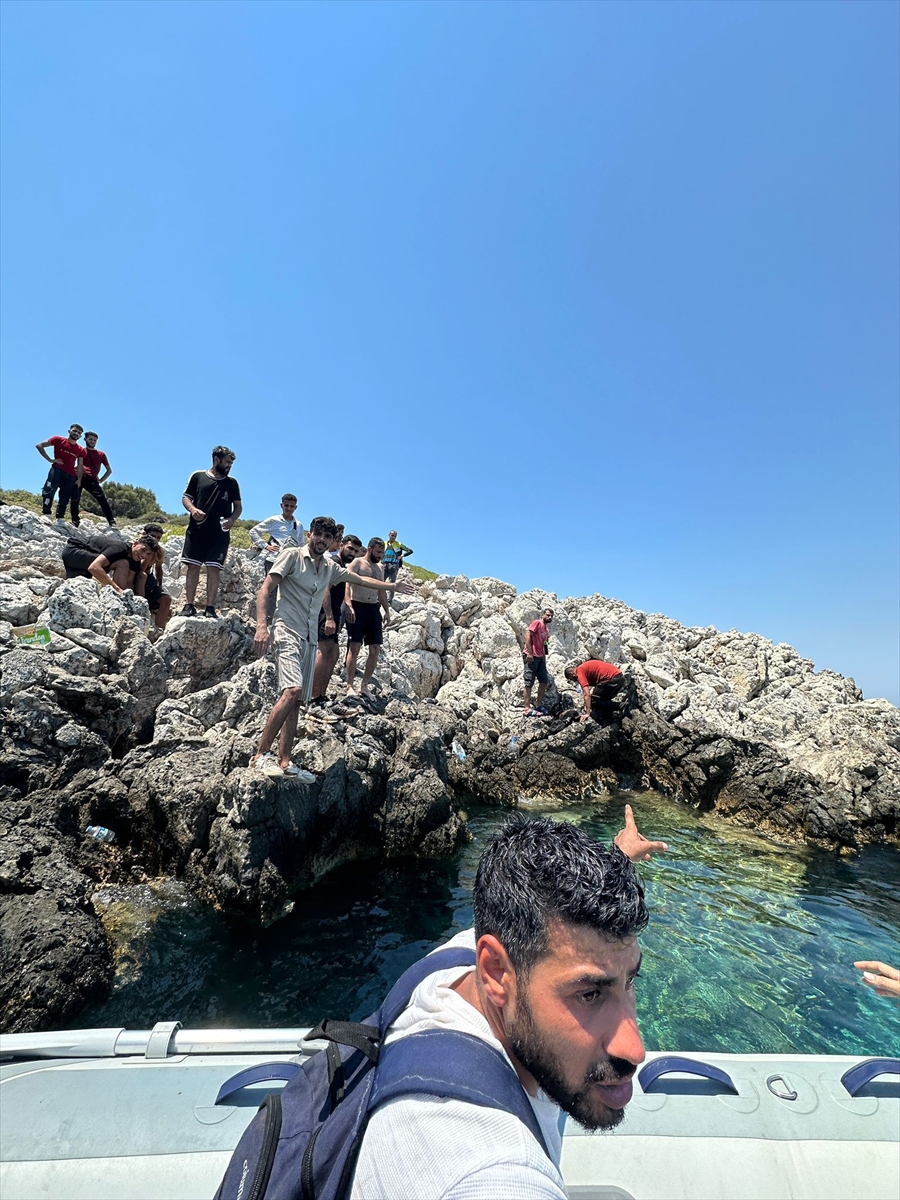 Muğla'nın Datça ilçesinde karadan ulaşımın olmadığı bölgede mahsur kalan 20 düzensiz göçmen...