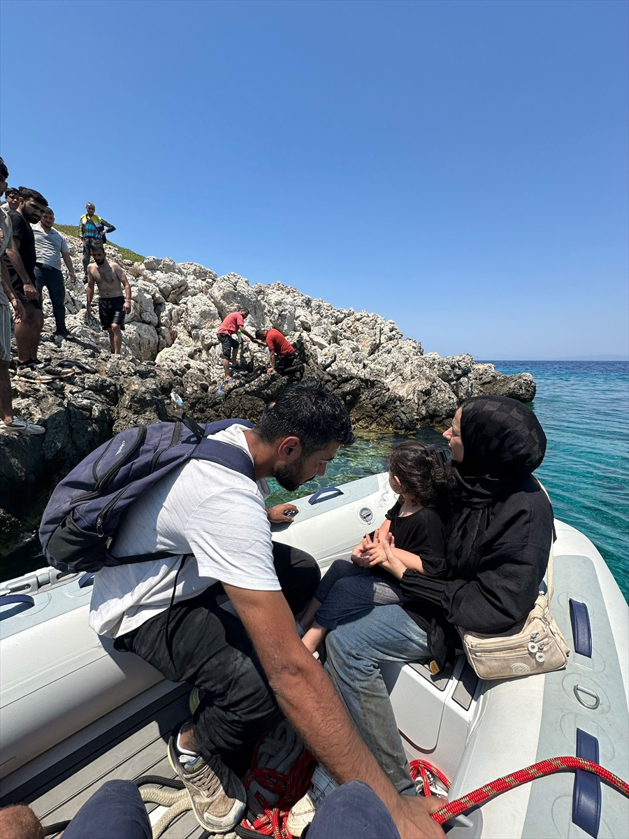Muğla'nın Datça ilçesinde karadan ulaşımın olmadığı bölgede mahsur kalan 20 düzensiz göçmen...