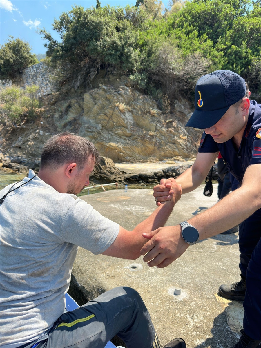 Muğla'nın Datça ilçesinde karadan ulaşımın olmadığı bölgede mahsur kalan 20 düzensiz göçmen...