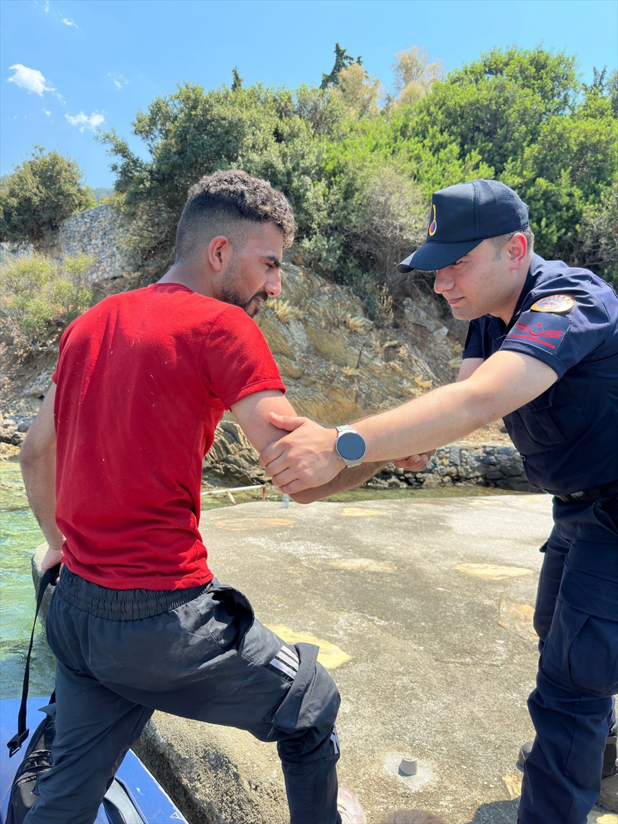 Muğla'nın Datça ilçesinde karadan ulaşımın olmadığı bölgede mahsur kalan 20 düzensiz göçmen...