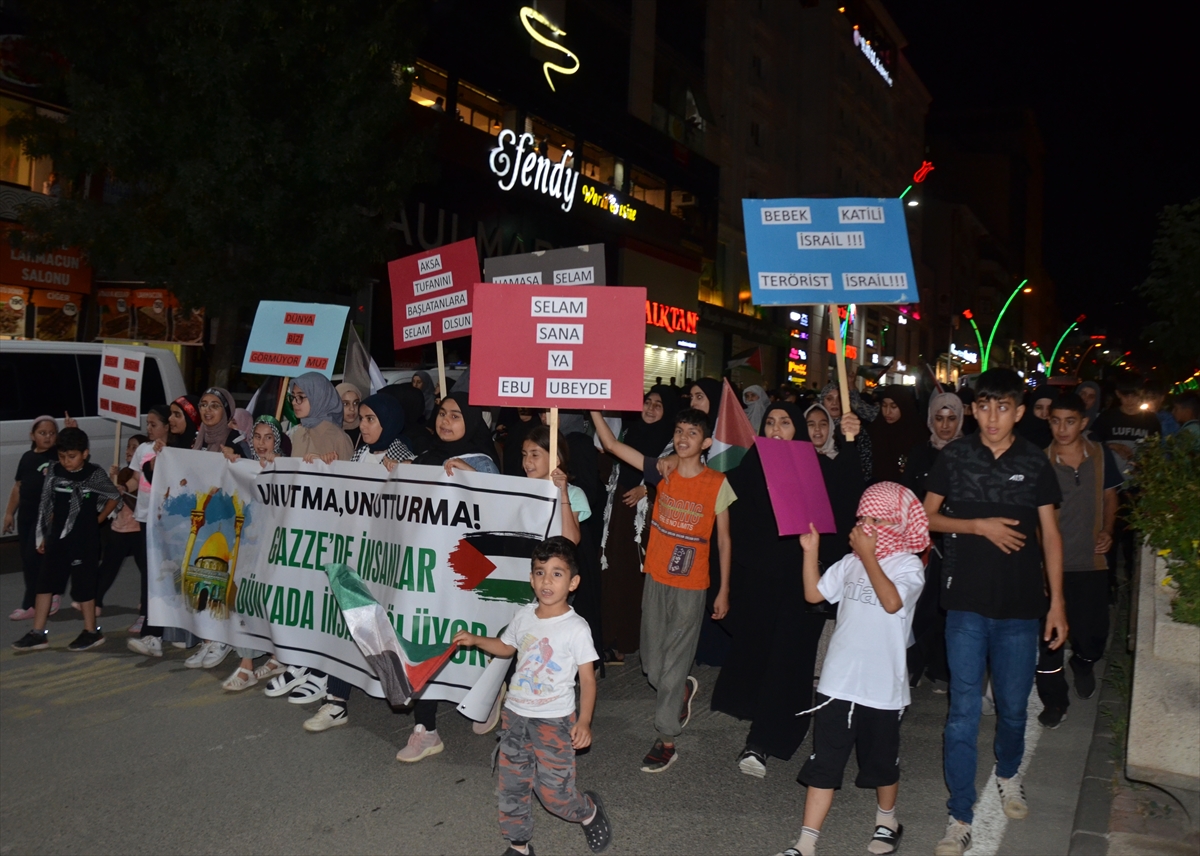 Muş'ta Peygamber Sevdalıları Vakfınca Filistin'e destek yürüyüşü düzenlendi.