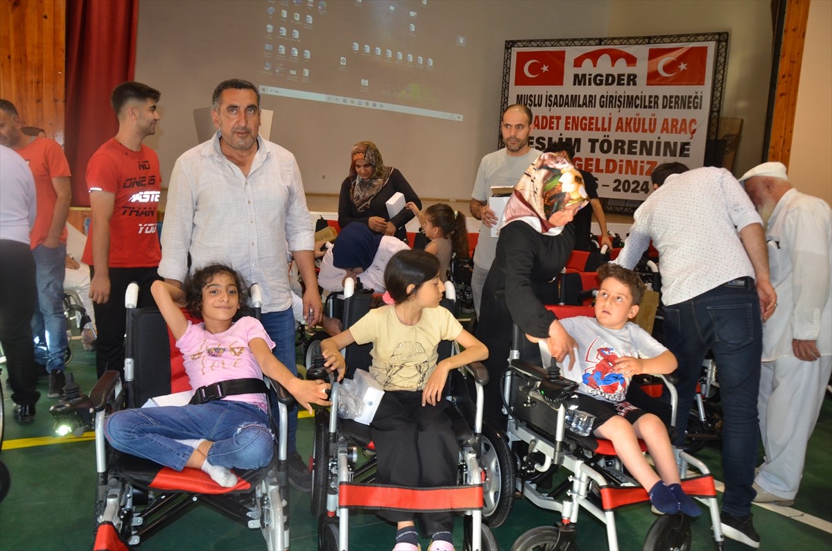 Muşlu İşadamları Girişimciler Derneğince (MİGDER) temin edilen akülü araçlar ile tekerlekli...