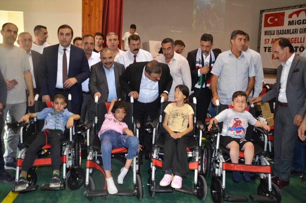 Muşlu İşadamları Girişimciler Derneğince (MİGDER) temin edilen akülü araçlar ile tekerlekli...