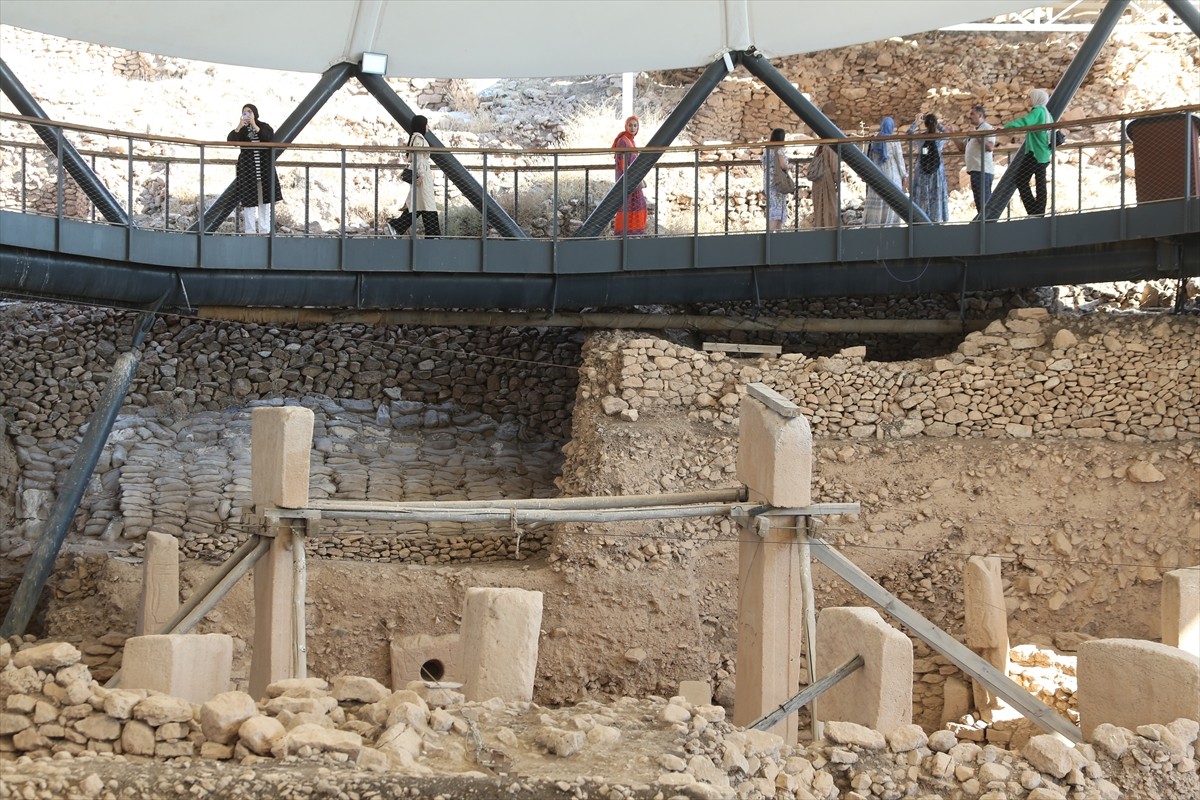 Neolitik Döneme ait kazıların sürdüğü Şanlıurfa'daki Göbeklitepe ve Karahantepe'deki ortaya...