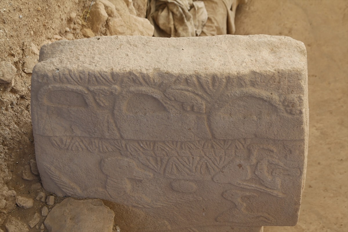 Neolitik Döneme ait kazıların sürdüğü Şanlıurfa'daki Göbeklitepe ve Karahantepe'deki ortaya...