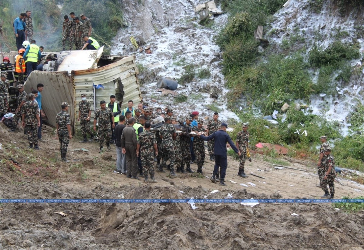 Nepal'in başkenti Katmandu'da bir uçağın kalkış sırasında pistte kayarak kaza yapması sonucu 18...