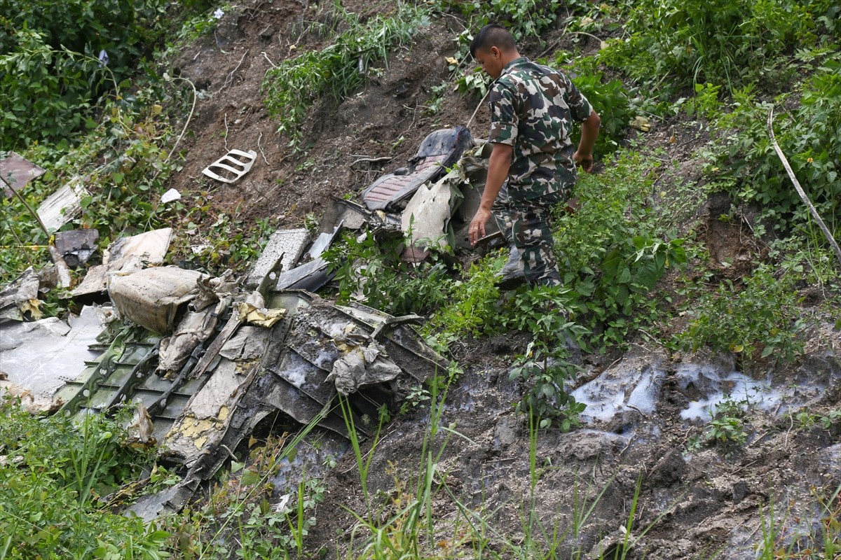 Nepal'in başkenti Katmandu'daki Tribhuvan Uluslararası Havalimanı'nda 19 kişiyi taşıyan bir uçak...