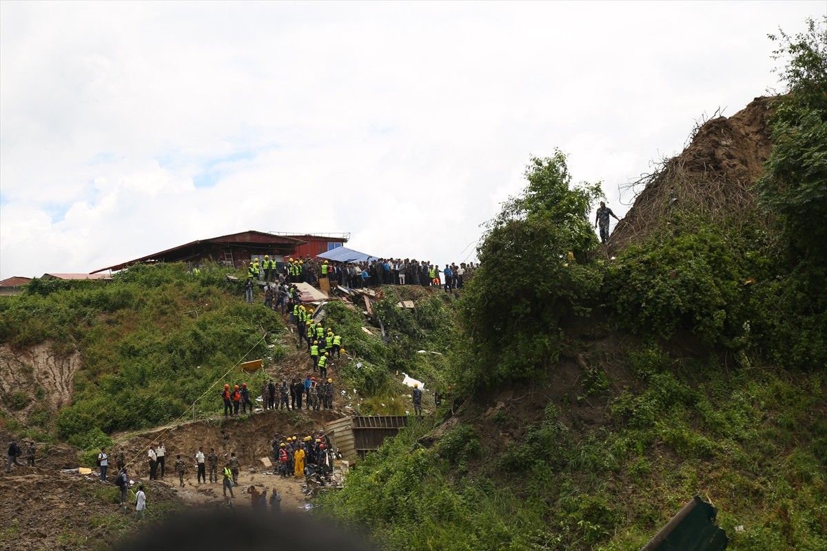 Nepal'in başkenti Katmandu'daki Tribhuvan Uluslararası Havalimanı'nda 19 kişiyi taşıyan bir uçak...