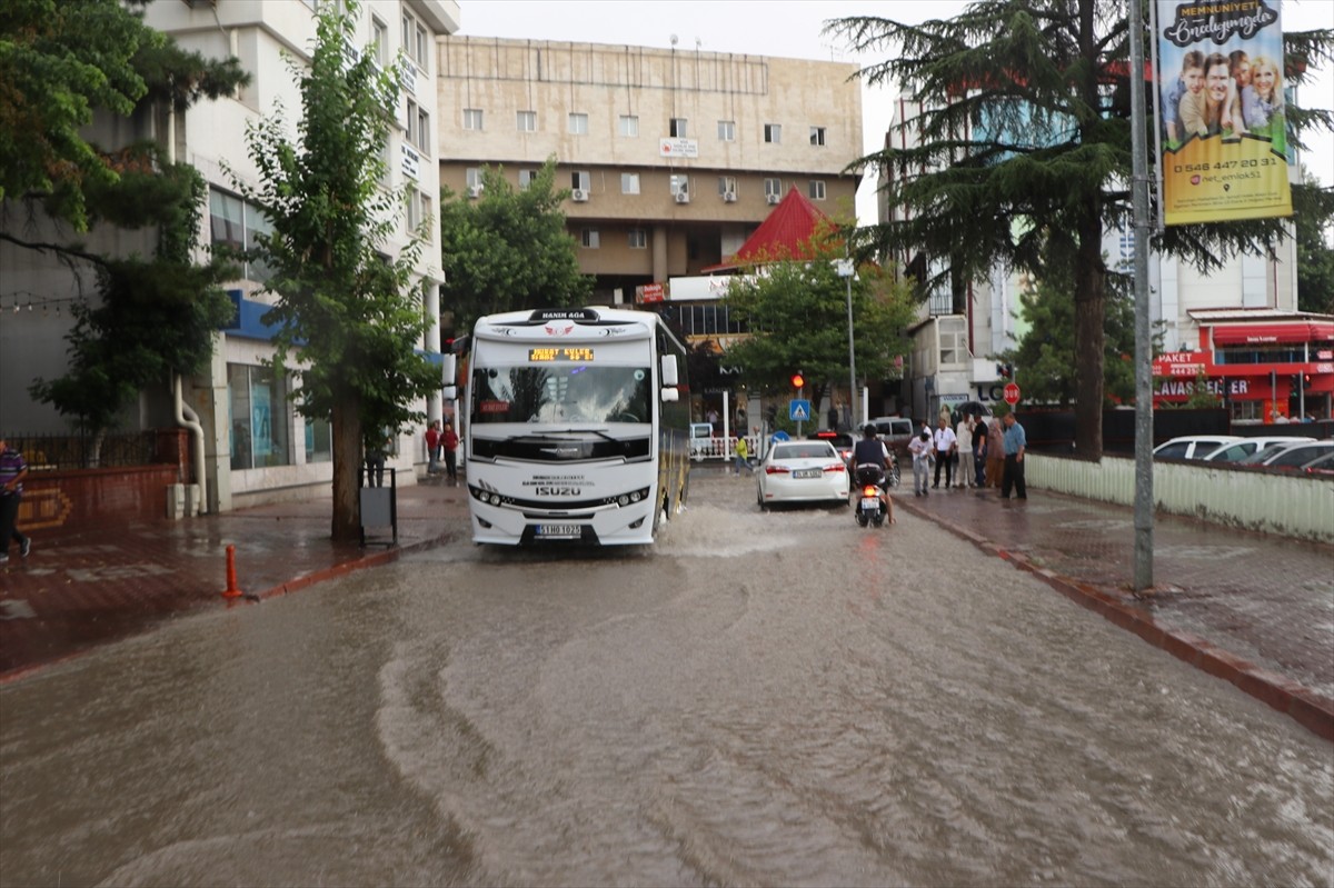 Niğde'de sağanak hayatı olumsuz etkiledi. Kent merkezinde etkili olan sağanak nedeniyle yollarda...