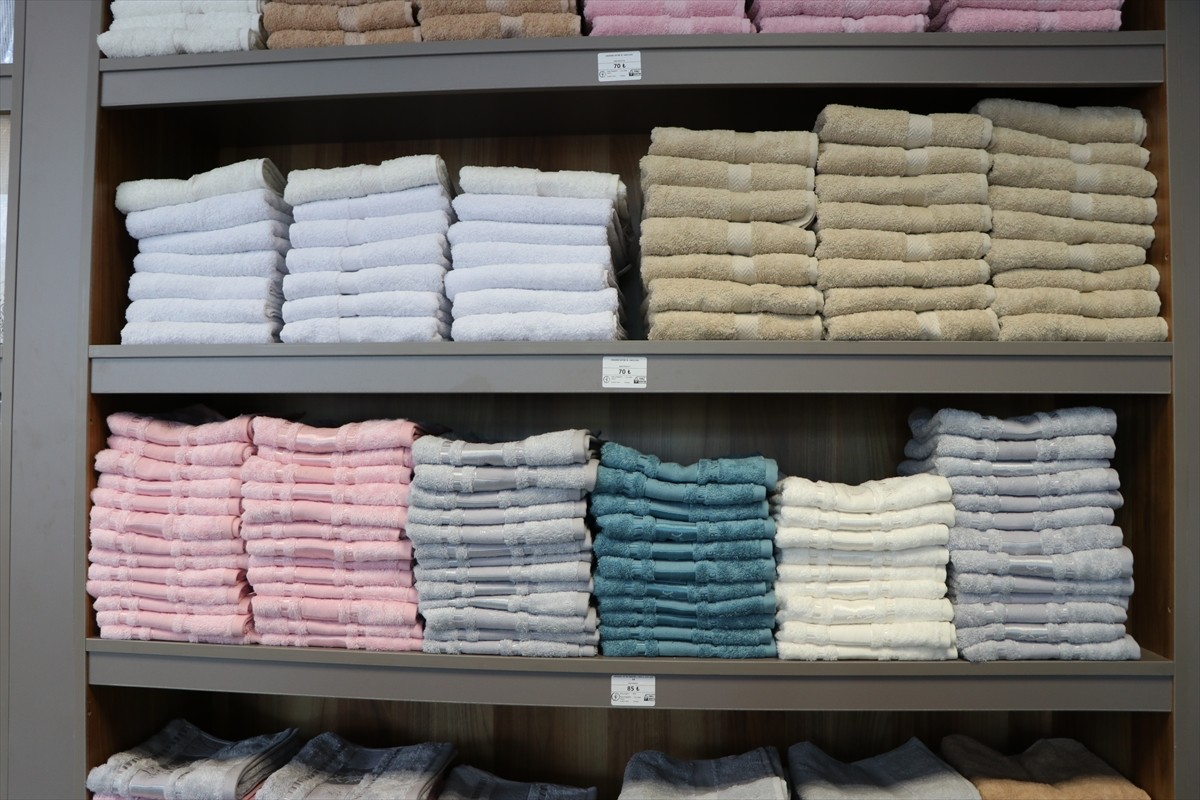 Niğde Adliyesi'nde, cezaevlerindeki hükümlülerin ürettikleri ürünlerin satışının yapıldığı...