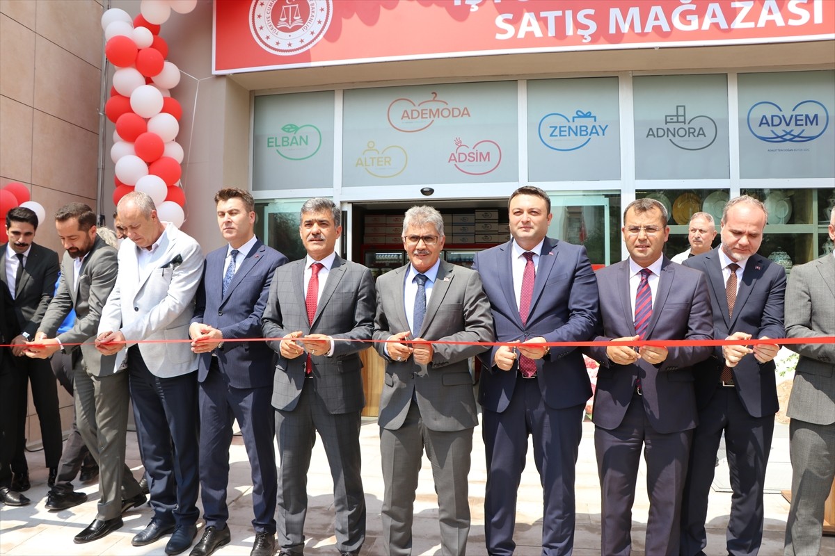 Niğde Adliyesi'nde, cezaevlerindeki hükümlülerin ürettikleri ürünlerin satışının yapıldığı...