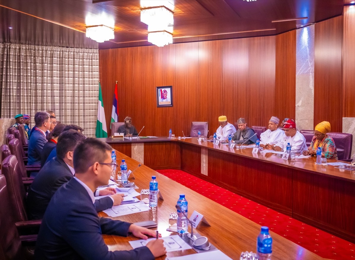 Nijerya Devlet Başkanı Bola Ahmed Tinubu (sağ 3), Nijerya'yı ziyaret eden Çin Dışişleri Bakan...