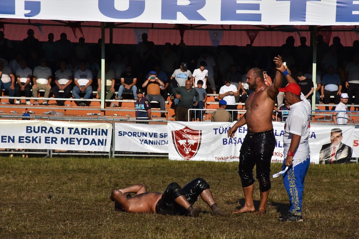 Ordu'da, 916'ncı Aybastı Perşembe Yaylası Ordulu Mustafa Pehlivan Yağlı Güreş ve Kültür...