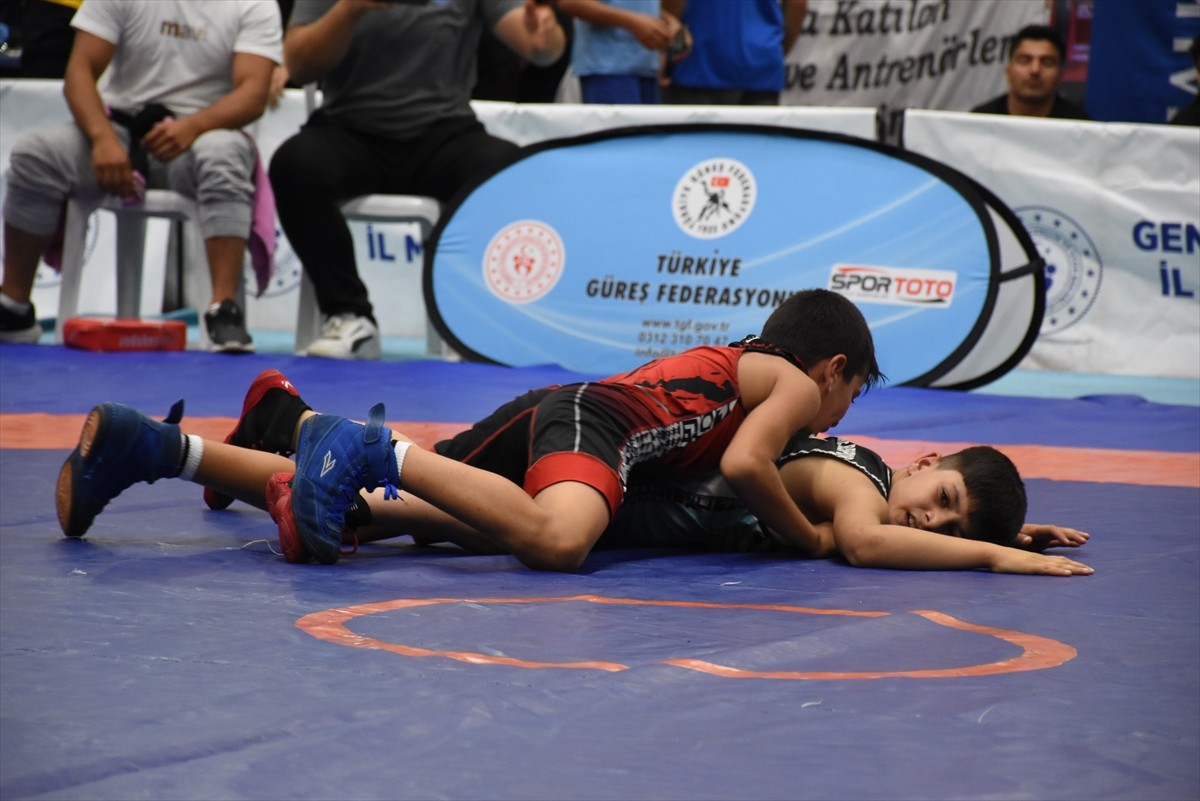 Ordu'da düzenlenen 11-13 Yaş Altı Erkekler Grekoromen Güreş Türkiye Şampiyonası'nın açılış töreni...