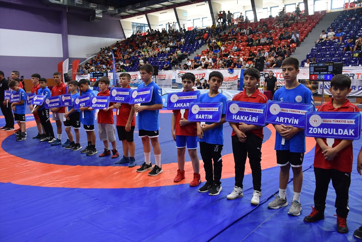 Ordu'da düzenlenen 11-13 Yaş Altı Erkekler Grekoromen Güreş Türkiye Şampiyonası'nın açılış töreni...