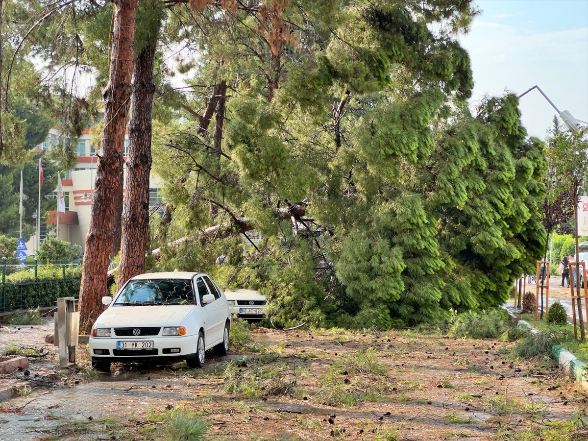 Osmaniye'de etkili olan sağanak ve şiddetli rüzgar nedeniyle yollarda su birikintileri oluştu, bir...